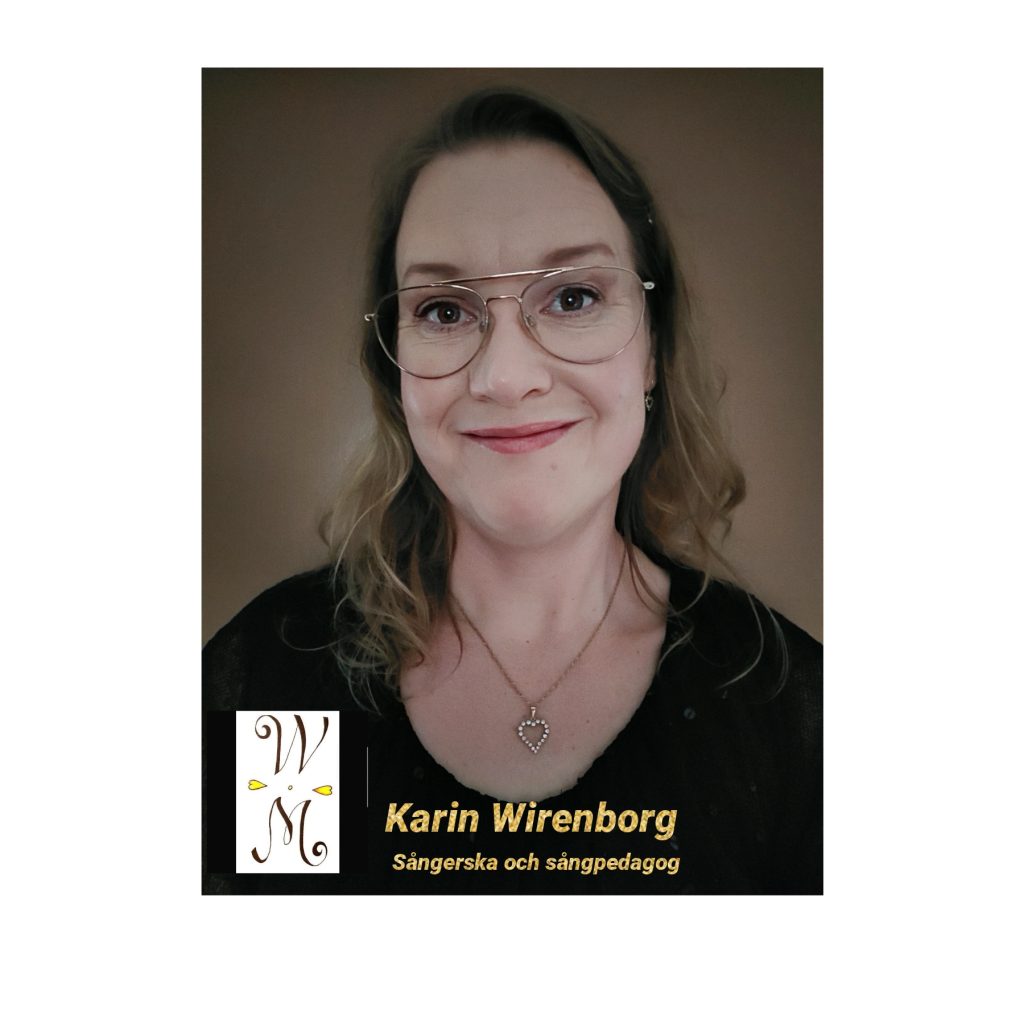 Denna bild har ett alt-attribut som är tomt. Dess filnamn är Karin-Wirenborg-vid-ytterdorren-sangerska-och-sangpedagog-1-1024x1024.jpg